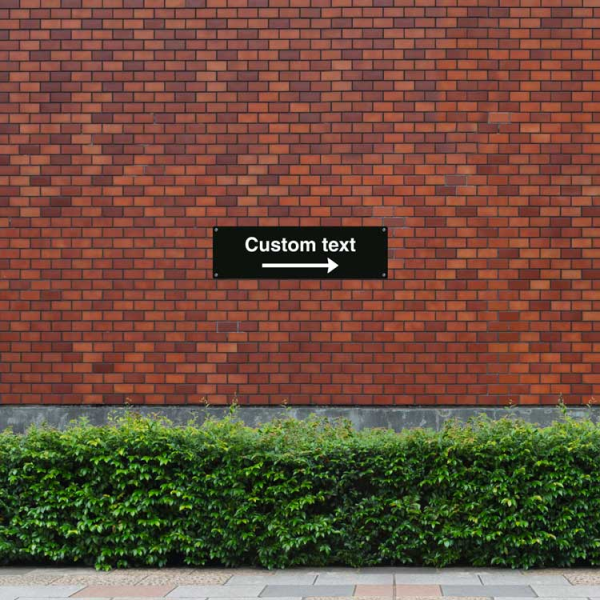 Hänvisningsskylt – svart skylt med pil åt höger och valfri text, 150 x 500 mm 3 mm alu-sandwich