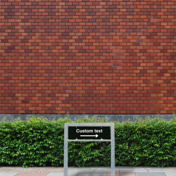 Hänvisningsskylt – svart skylt med pil åt höger och valfri text, 150 x 500 mm 3 mm alu-sandwich