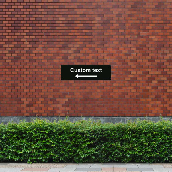 Hänvisningsskylt – svart hänvisningsskylt med vänster pil och valfri text, 150 x 500 mm 3 mm alu-sandwich