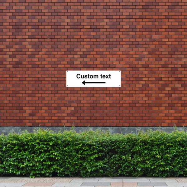 Hänvisningsskylt – vit hänvisningsskylt med vänsterpil och valfri text, 150 x 500 mm, 3 mm alu-sandwich