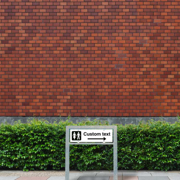 WC-skylt – vit hänvisningsskylt med pil åt höger och valfri text, 150 x 500 mm 3 mm alu-sandwich