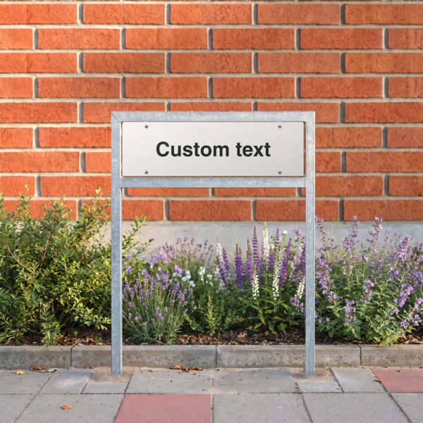 Hänvisningsskylt – vit hänvisningsskylt utan pil och valfri text, 150 x 500 mm 3 mm alu-sandwich