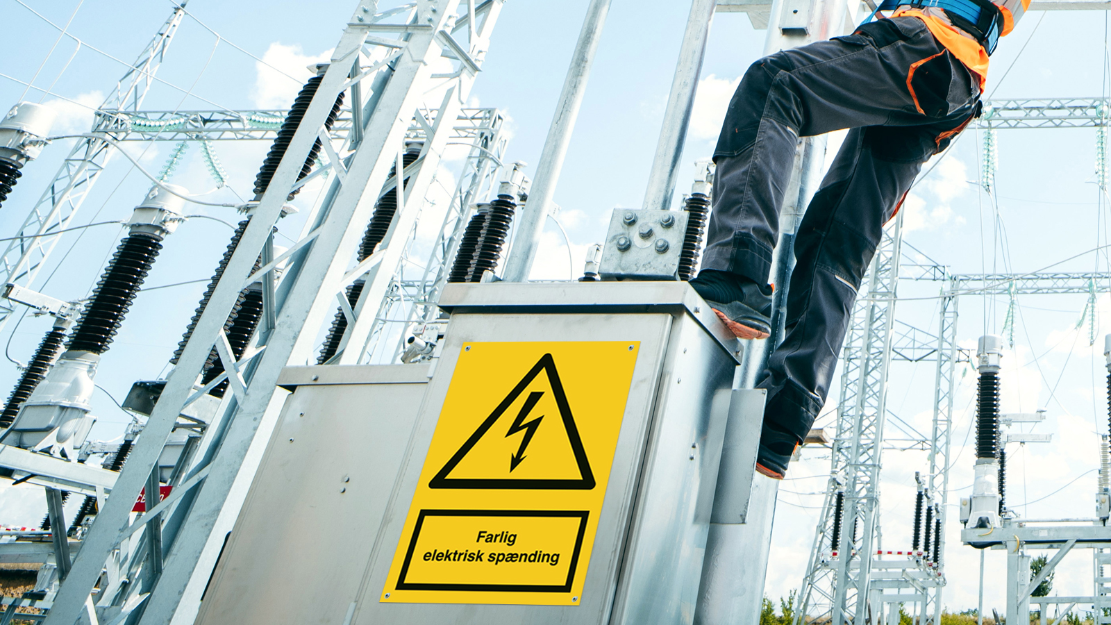 ISO 7010 W012 varningsskylt för elektrisk spänning monterad på el-tavla