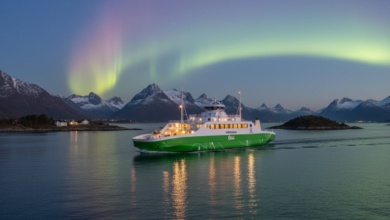 MF Hjørungavåg i fjorden med norrsken över de snötäckta fjällen